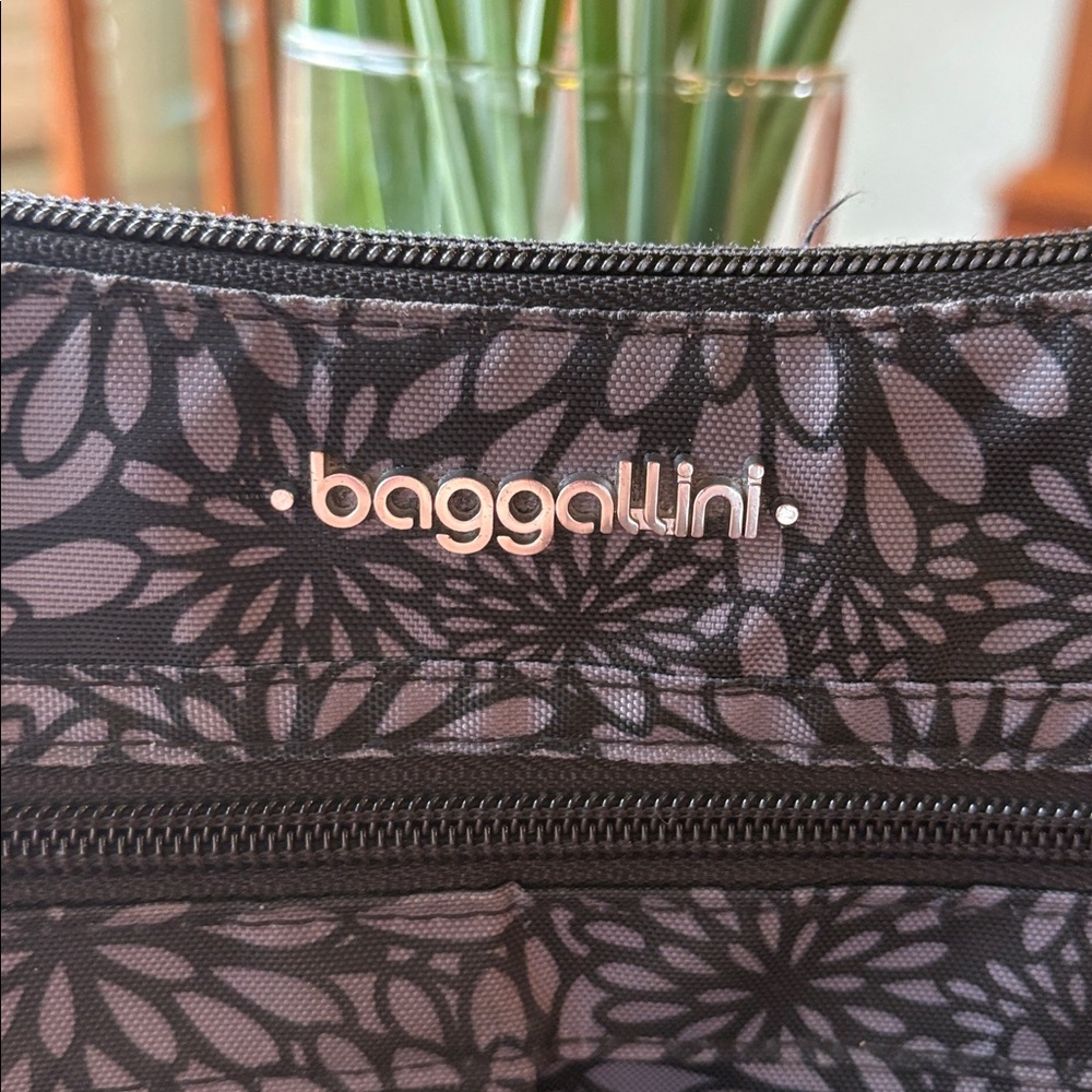 Vera Bradley travel bag - Picture 2 of 8